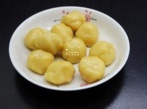 月饼皮分成15克一个小团；