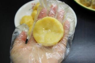 月饼皮用手压扁；