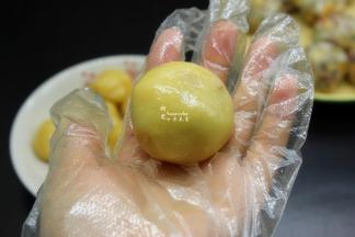 包裹好馅，揉成光滑的圆；