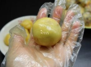 包裹好馅，揉成光滑的圆；