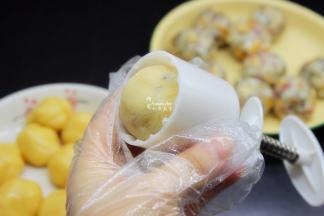 放入月饼模具中；