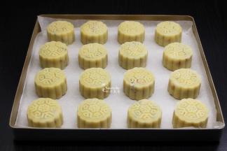 做好的月饼胚，喷上一层水；