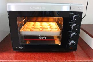 烤箱预热，190度,20分钟，其中，烤5分钟取出涂一层蛋液，放入继续烤15分钟。