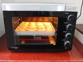 烤箱预热，190度,20分钟，其中，烤5分钟取出涂一层蛋液，放入继续烤15分钟。