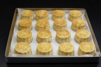 烤好的月饼，放凉，装好在月饼盒中，密封等3-5天回油就好吃了。