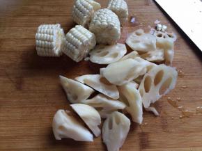 莲藕去皮切滚刀块，玉米切段。