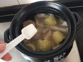 加适量盐，枸杞，炖十分钟关火，焖着就行了，啥时候吃啥时候盛。