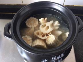 倒入砂锅同煮半小时。