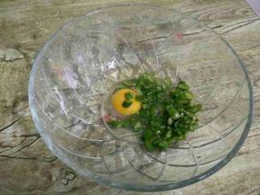 把鸡蛋和切丁的青椒放入碗中，打匀。