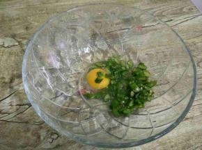 把鸡蛋和切丁的青椒放入碗中，打匀。