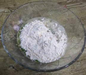 加入盐，面粉，清水