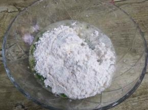 加入盐，面粉，清水