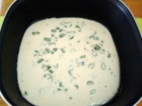 倒入抹油的锅中