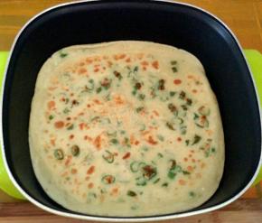 翻面，煎至两面金黄