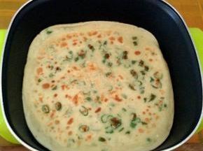 翻面，煎至两面金黄