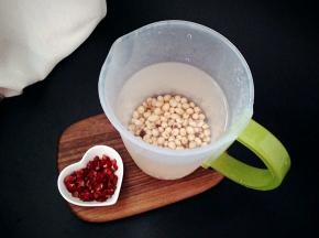 把玫瑰花瓣弄下来，黄豆浸泡四个小时。