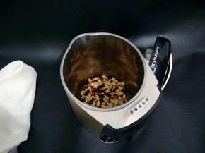 一起放入豆浆机中