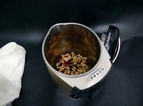 一起放入豆浆机中