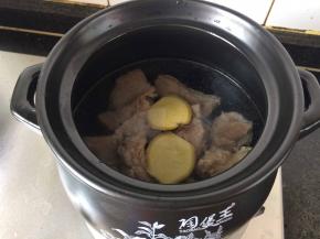 排骨入砂锅，加足够的水，加姜片，八角，开大火煮开小火炖半小时。