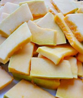 南瓜洗干净去皮切片，上锅蒸熟