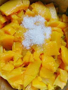 蒸熟的南瓜加入白糖搅拌成泥