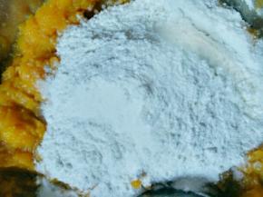 再加入糯米粉搅拌