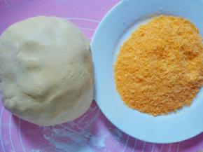 搅拌成团之后，准备面包糠