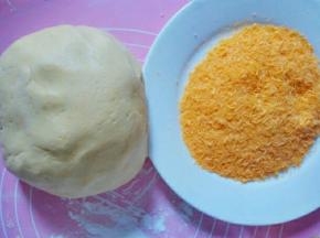 搅拌成团之后，准备面包糠