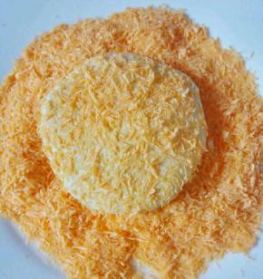 把面团分成小等份，取一小份用手压平，两面粘上面包糠