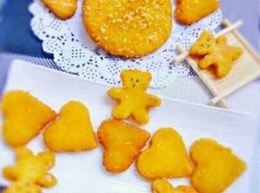 然后在油锅里炸至两面金黄即可开吃。