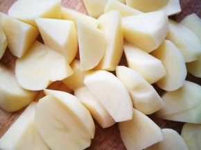土豆洗净切块