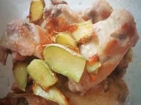 鸡翅煎得两面焦黄，取出