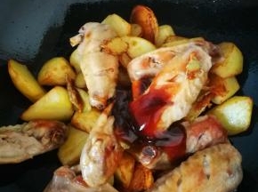 锅中放入鸡翅和土豆，依次给生姜，生抽，老抽，料酒，蚝油！盐等会放，尝尝咸淡之后再加