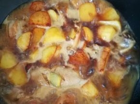 锅里翻炒下，倒入开水 刚刚没过食物，大火烧开，转中小火，烧大约10分钟左右，然后大火烧开，收汁装盘