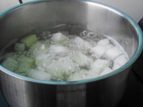 锅中加水1200ml,先下冬瓜和姜片煮开