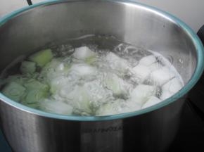 锅中加水1200ml,先下冬瓜和姜片煮开