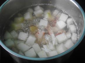 然后下花蟹，滚开后转中火煲半个小时