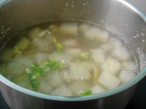 加盐、几滴油调味，撒上葱花即可