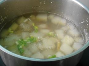 加盐、几滴油调味，撒上葱花即可