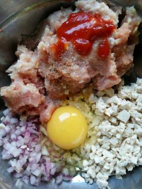 洋葱，豆腐切小丁，加入鸡蛋，豆腐，肉泥，胡椒粉