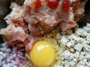 洋葱，豆腐切小丁，加入鸡蛋，豆腐，肉泥，胡椒粉