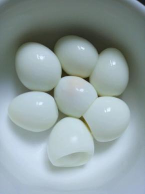 鹌鹑蛋煮熟剥壳