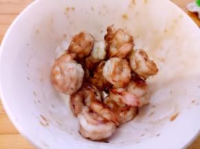 锅热放油，再把虾仁也炒出来备用。（翻炒几下就行，不要炒过了）