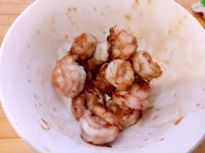 锅热放油，再把虾仁也炒出来备用。（翻炒几下就行，不要炒过了）