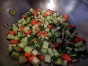锅热放油，放葱花炒几下，放胡萝卜丁再炒几下，放黄瓜丁，炒几下，放酱油，花椒面。