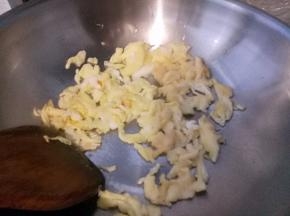 锅热放油，先把鸡蛋炒出来倒碗里备用。