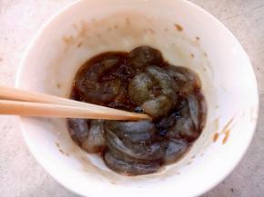 鲜虾去皮去虾线，用大喜大烤肉酱腌一会（我特别喜欢大喜大这个味，还特省事。根据个人口味，如果没有虾也可以不腌）。