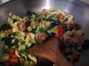 放入炒好的鸡蛋，虾仁，木耳。放一点盐。炒几下，放蚝油。翻炒均匀即可。