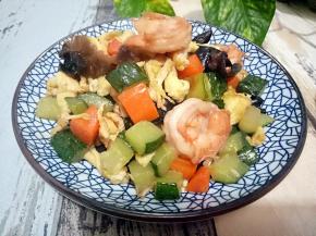 一盘五彩虾仁就做好了