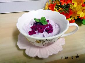 取出冰淇淋，再加上点红心火龙果块。好吃的冰淇淋就这么简单。